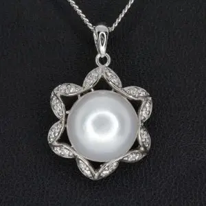 White south sea pearl pendant with diamonds